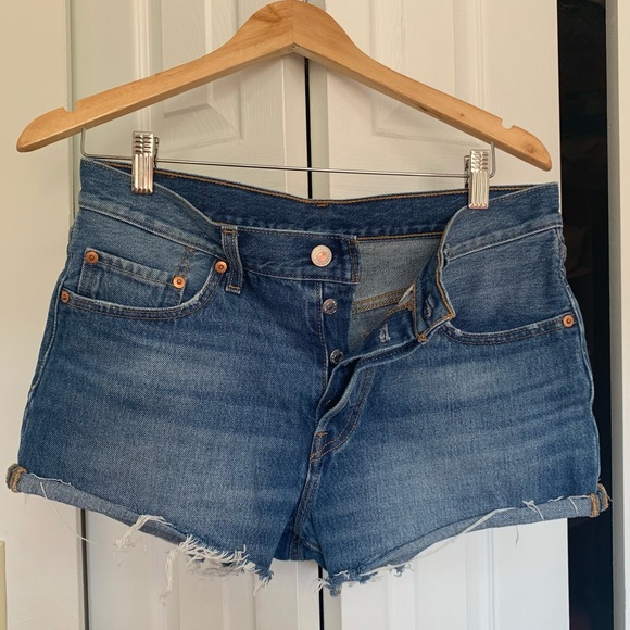 Levi Denim Shorts - Size 28 (fits small) - Picture 4 of 7